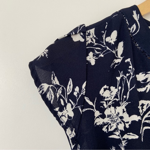 MANDEE NAVY/WHITE FLORAL VNECK TOP/BLOUSE WITH TULIP CAP SLEEVES,MEDIUM - Picture 6 of 12